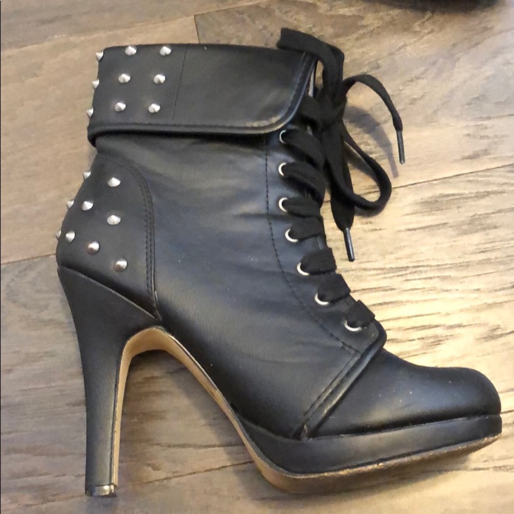 Size 6 Madden Girl black lace-up booties